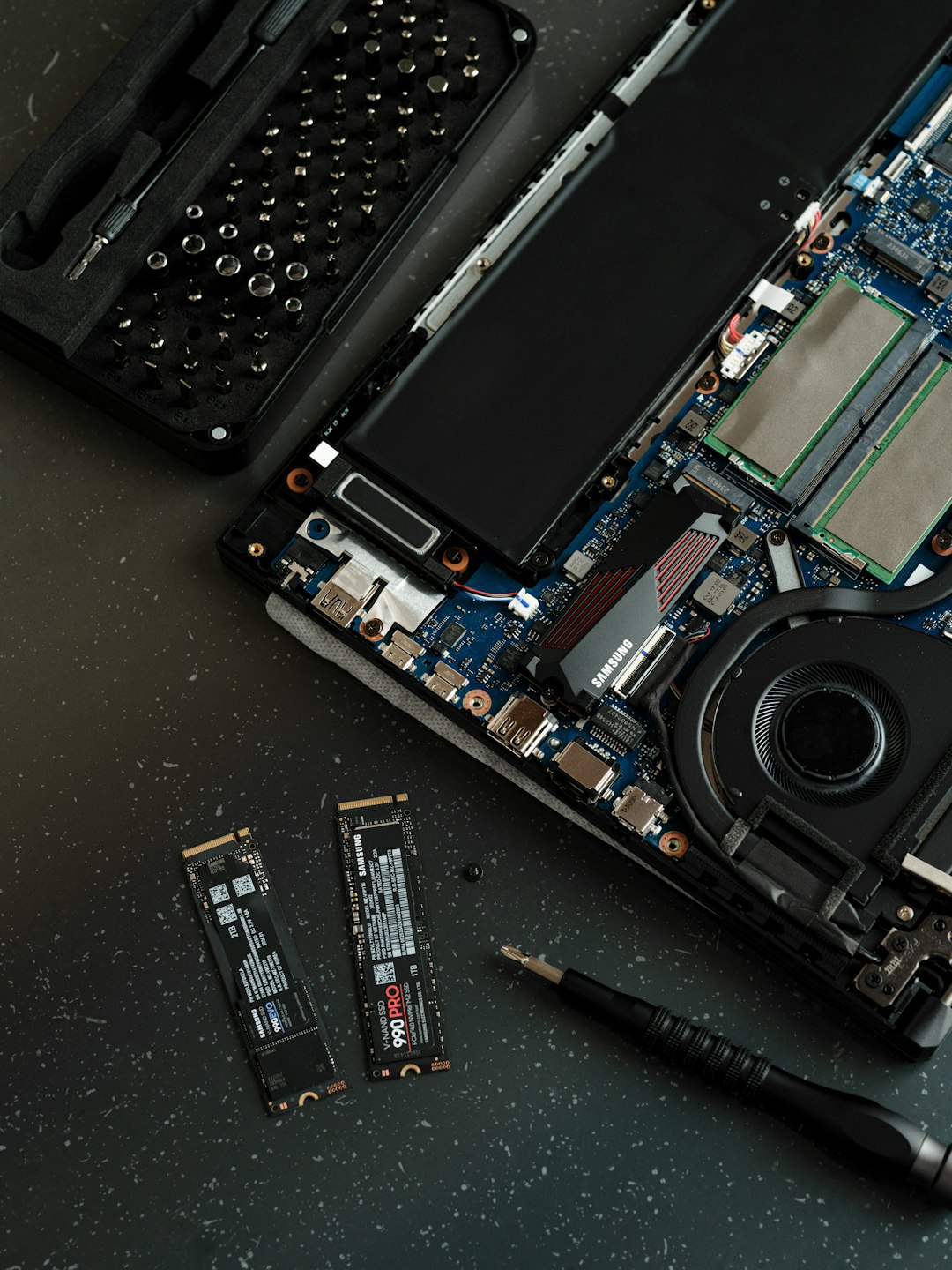 portfolio-05 a-broken-laptop-computer-sitting-on-top-of-a-table-smhx-spbyx0