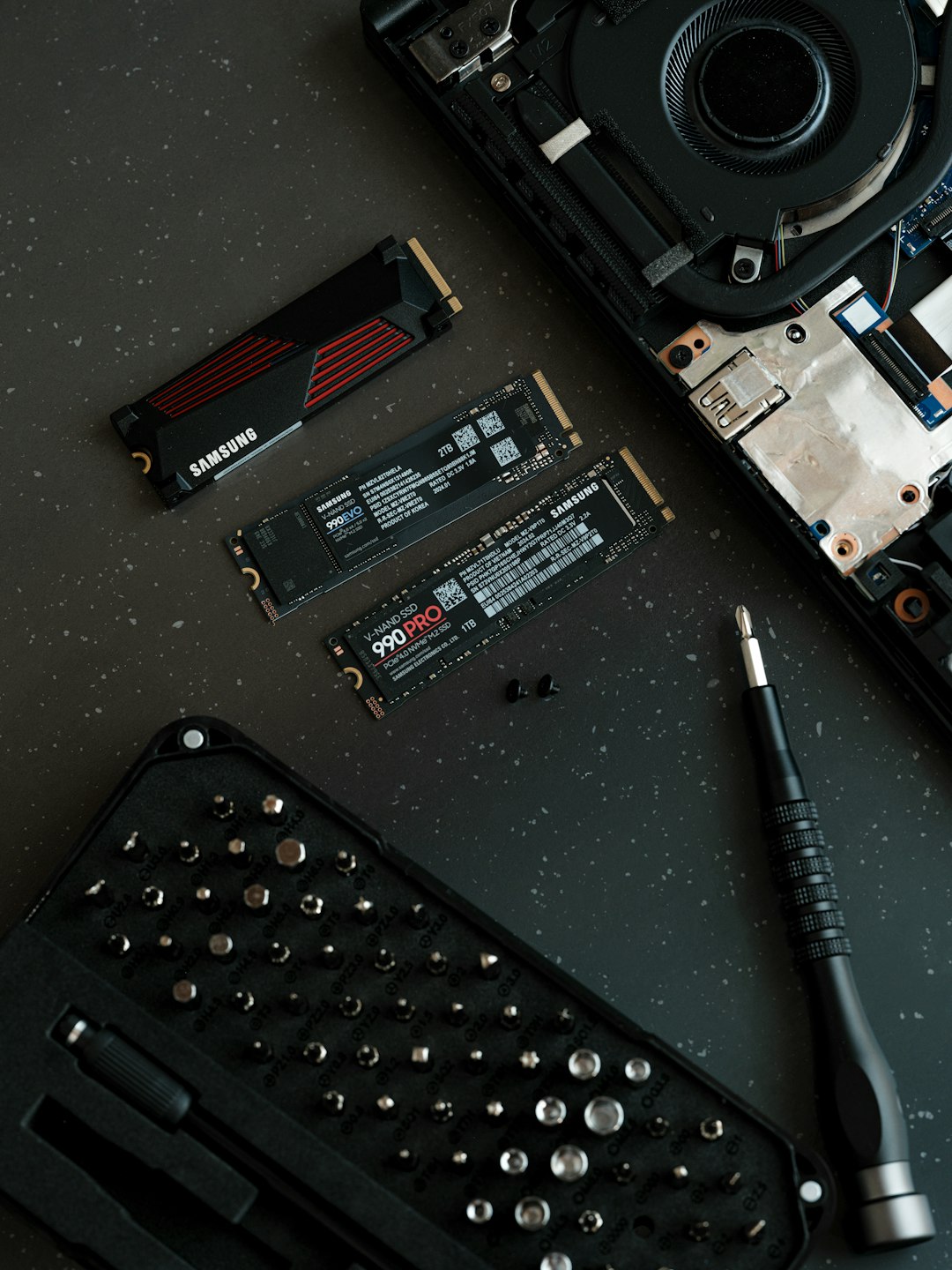 portfolio-03 a-keyboard-and-a-pen-on-a-table-6ojwguc8zi